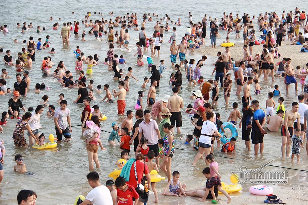 Ngày đầu nghỉ lễ: Biển Sầm Sơn đục ngầu, vạn người vẫn chen nhau tắm-14