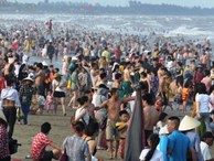 Ngày đầu nghỉ lễ: Biển Sầm Sơn đục ngầu, vạn người vẫn chen nhau tắm