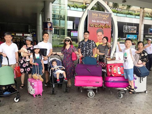 Đi trốn tận resort sang chảnh ở Đà Nẵng, đại gia đình Hằng Túi gây choáng với đội hình 10 thành viên ríu rít xếp hàng