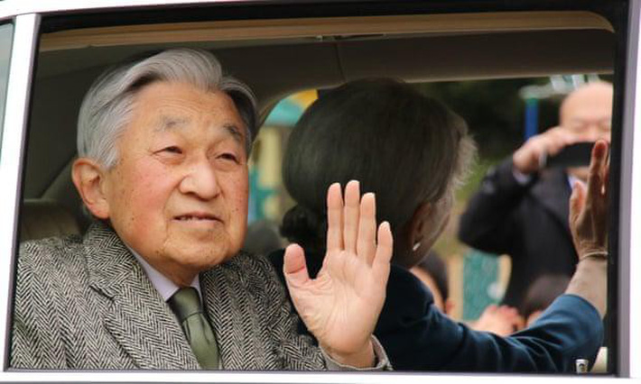 Nhật hoàng Akihito - vị hoàng đế rũ bỏ hình tượng bất khả xâm phạm để đi vào lòng dân và những dấu ấn không thể nào quên trong 30 năm trị vì-1