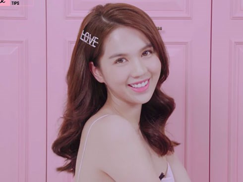 Ngọc Trinh bất ngờ tiết lộ về vết sẹo lớn trên mặt khi đang được chuyên gia hướng dẫn trang điểm