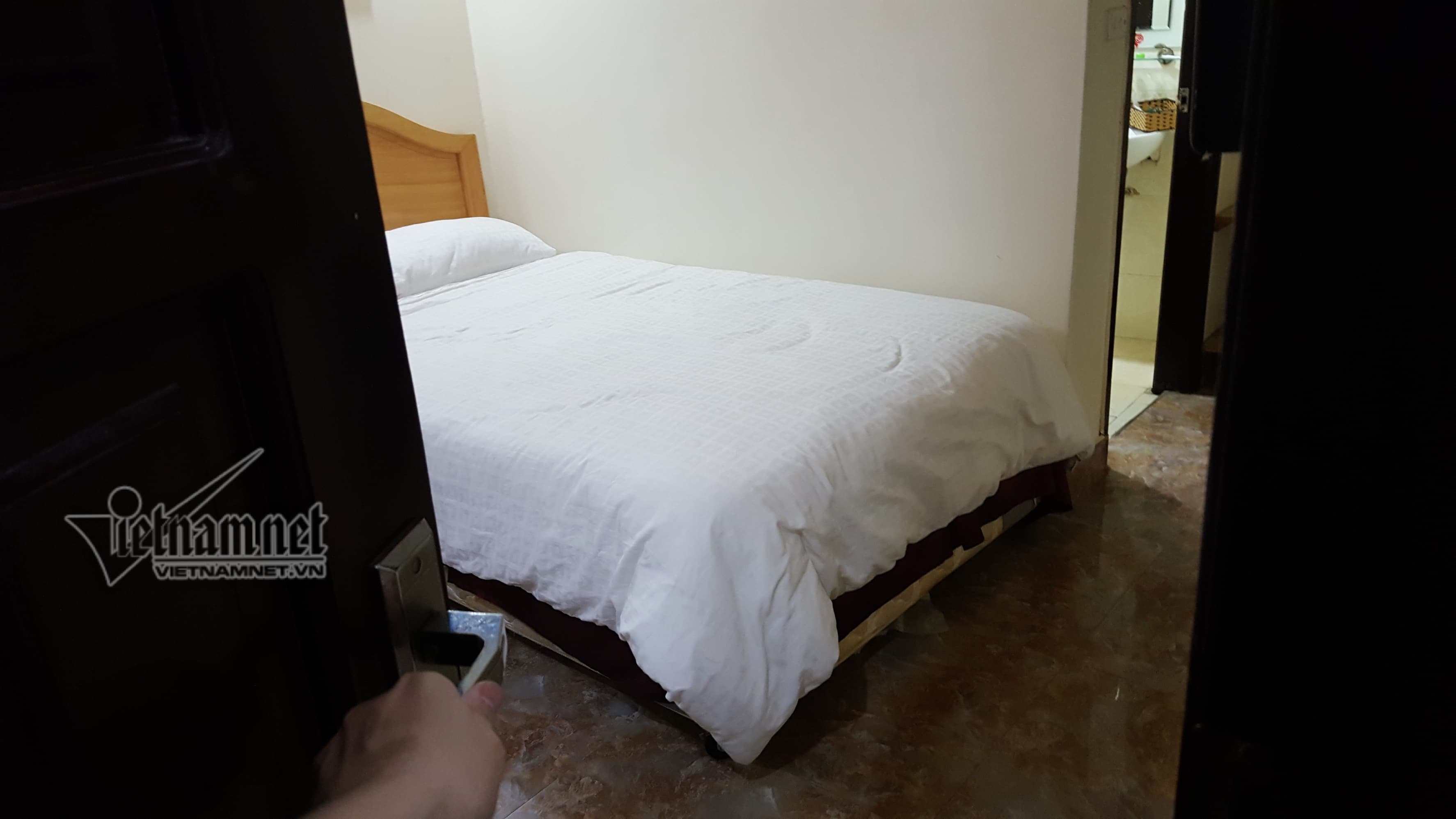 Bám theo con gái vào nhà nghỉ, giám đốc 50 tuổi bật khóc nức nở-1