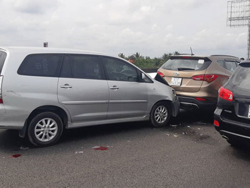 Đâm liên hoàn 4 xe và hành động sau đó của người phụ nữ khiến dư luận phẫn nộ-1