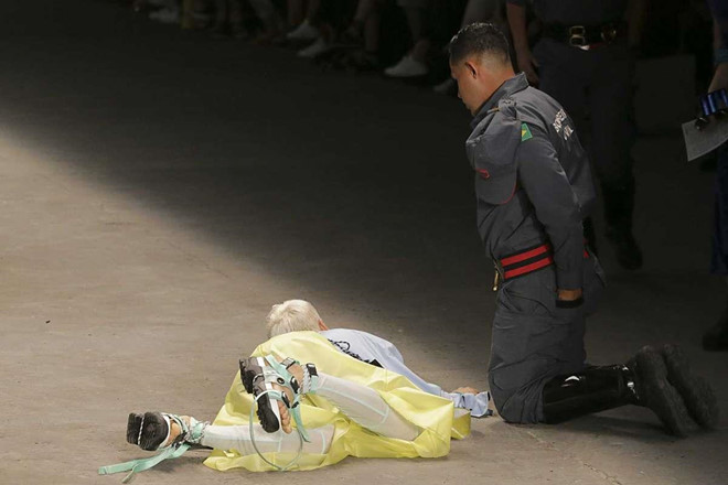 Người mẫu 26 tuổi đột tử sau cú ngã mạnh trên sàn diễn-1