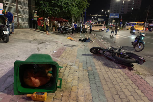 Tông trúng đầu ô tô, thiếu niên 17 tuổi chạy xe phân khối lớn thiệt mạng-1