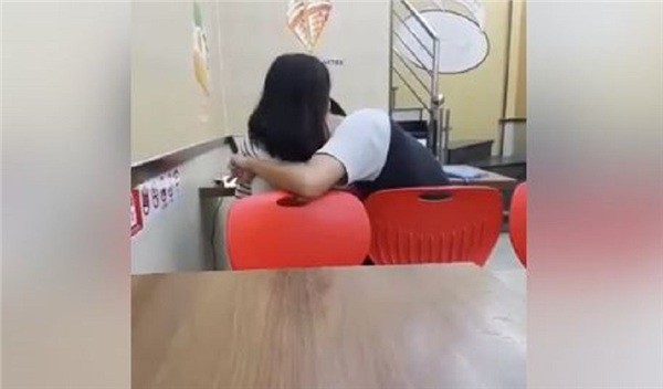 Cặp đôi vô tư sờ soạng, hôn hít nhạy cảm ngay tại cửa hàng tiện ích khiến cộng đồng mạng kịch liệt chỉ trích-1