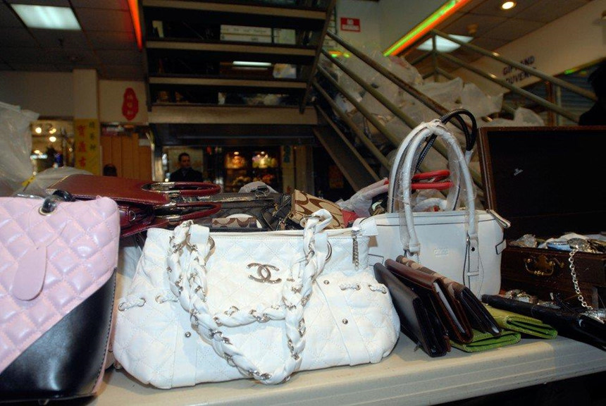 Thoải mái mua đồ Gucci, LV trên lề đường ở New York-2