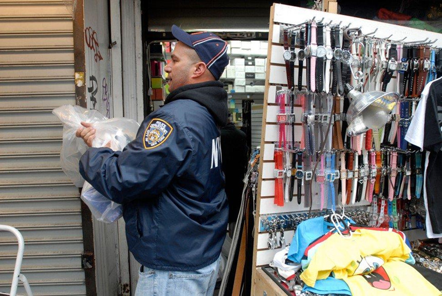 Thoải mái mua đồ Gucci, LV trên lề đường ở New York-3