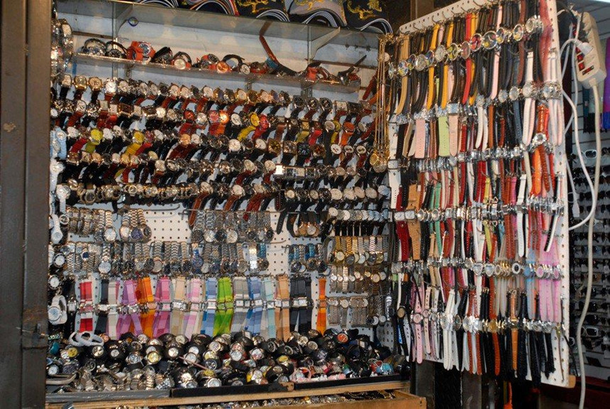 Thoải mái mua đồ Gucci, LV trên lề đường ở New York-4