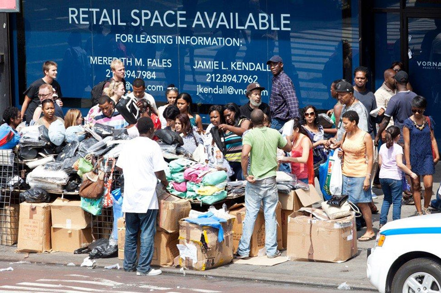 Thoải mái mua đồ Gucci, LV trên lề đường ở New York-5