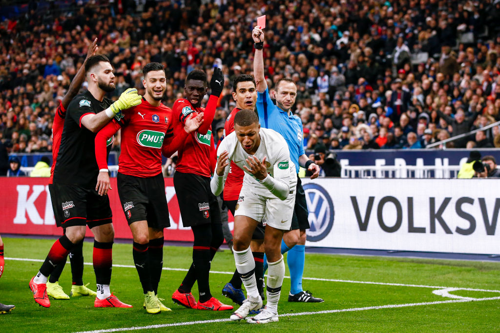 Truyền nhân Quả bóng vàng của Ronaldo và Messi đạp đối thủ ghê rợn, nhận thẻ đỏ ngay lập tức-3