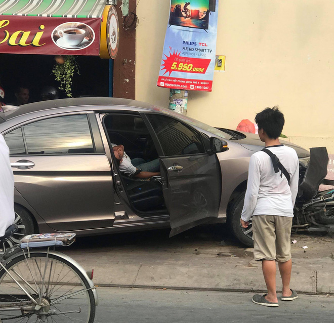 Tài xế nằm sùi bọt mép trong xe sau khi gây tai nạn ở Sài Gòn, nghi phê ma tuý-3