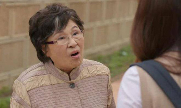 Lần đầu tiên về quê nghỉ lễ, dâu trẻ câm nín vì những thói quen có 1-0-2 của mẹ chồng-1