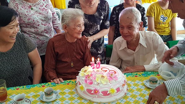 Kiếp này không đến được với nhau thì tui hẹn ông ở kiếp sau - câu nói của bà cụ 93 tuổi sau 65 năm gặp lại mối tình thời thanh xuân khiến nhiều người rưng rưng-2