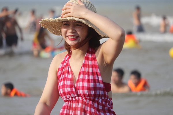 Bãi biển Cửa Lò đốn tim du khách, hút hết hoa khôi ngày lễ-1