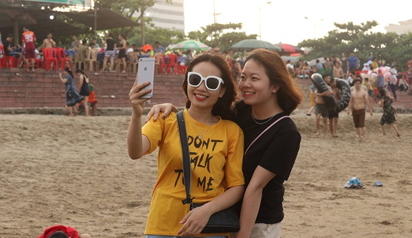 Bãi biển Cửa Lò đốn tim du khách, hút hết hoa khôi ngày lễ-5