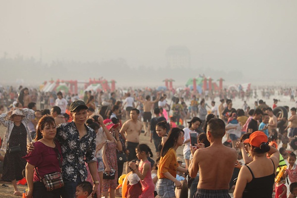 Bãi biển Cửa Lò đốn tim du khách, hút hết hoa khôi ngày lễ-6