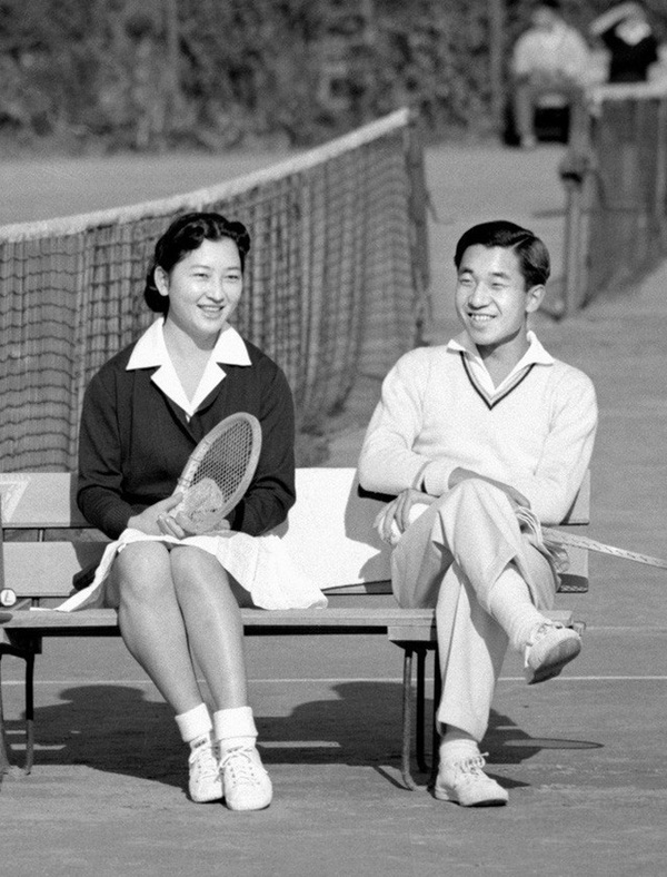 Hơn 60 năm trước, từng có chàng Thái tử Nhật Bản dám cãi lời bố mẹ, quyết cưới vợ thường dân rồi tự vẽ nên chuyện cổ tích khó tin-1