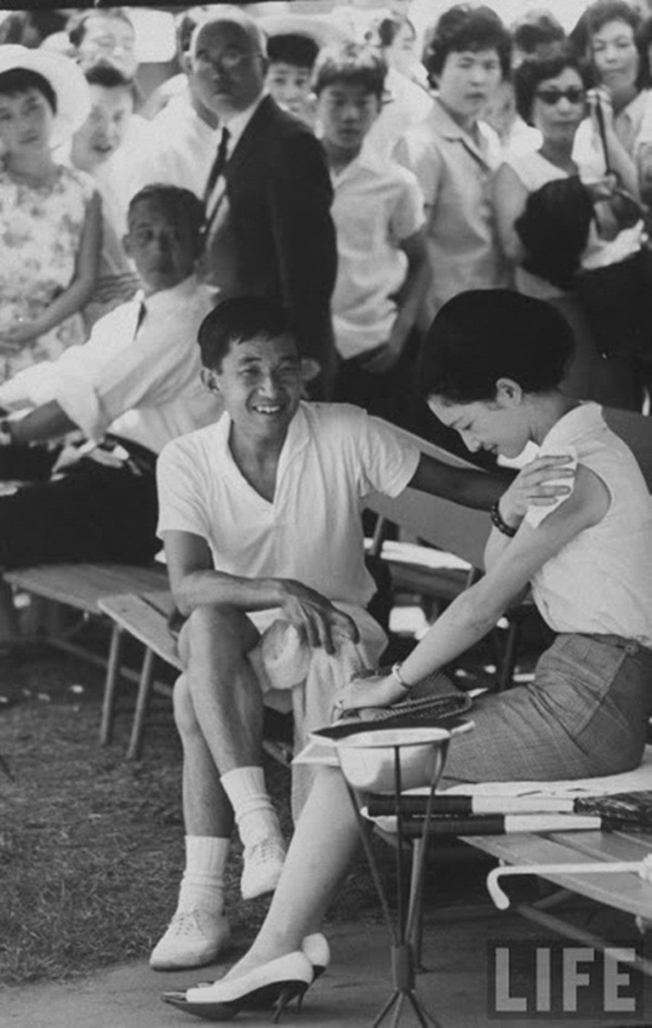 Hơn 60 năm trước, từng có chàng Thái tử Nhật Bản dám cãi lời bố mẹ, quyết cưới vợ thường dân rồi tự vẽ nên chuyện cổ tích khó tin-3