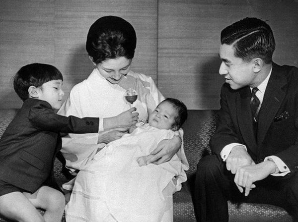Hơn 60 năm trước, từng có chàng Thái tử Nhật Bản dám cãi lời bố mẹ, quyết cưới vợ thường dân rồi tự vẽ nên chuyện cổ tích khó tin-11