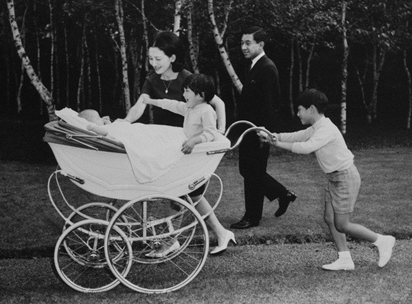 Hơn 60 năm trước, từng có chàng Thái tử Nhật Bản dám cãi lời bố mẹ, quyết cưới vợ thường dân rồi tự vẽ nên chuyện cổ tích khó tin-12