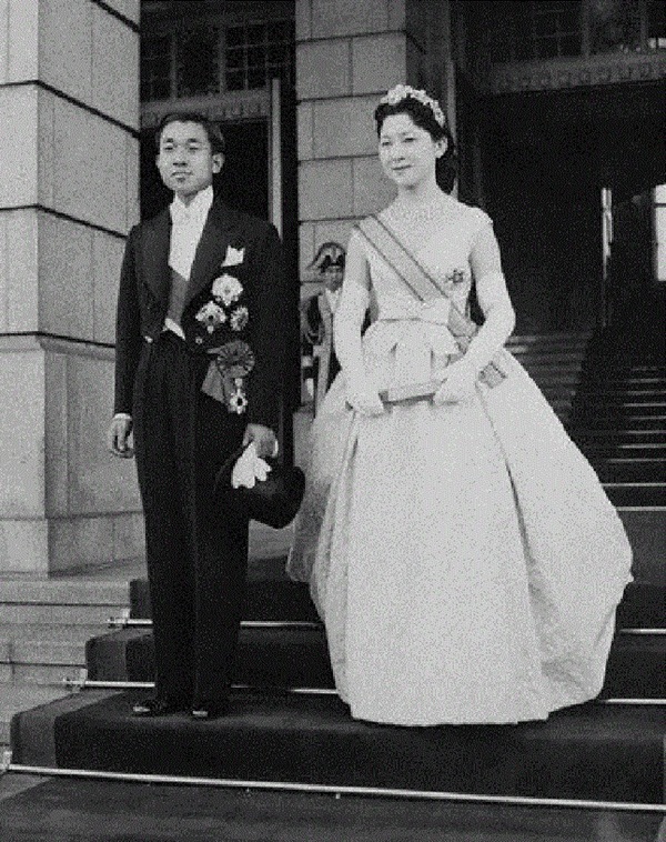 Hơn 60 năm trước, từng có chàng Thái tử Nhật Bản dám cãi lời bố mẹ, quyết cưới vợ thường dân rồi tự vẽ nên chuyện cổ tích khó tin-9