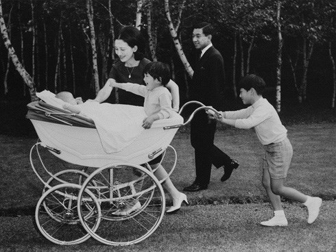 Hơn 60 năm trước, từng có chàng Thái tử Nhật Bản dám cãi lời bố mẹ, quyết cưới vợ thường dân rồi tự vẽ nên chuyện cổ tích khó tin