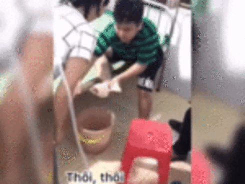 Clip siêu yêu: Cậu bé kêu trời vái đất khi tháo băng vết thương khiến người xem không nhịn nổi cười