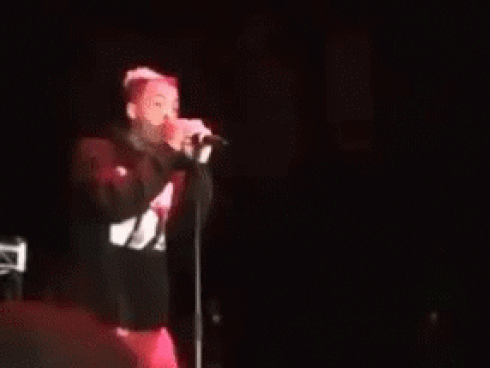Justin Bieber, Miley Cyrus hốt hoảng vì bị fan cuồng tấn công thô bạo