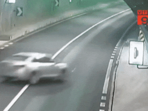 Tài xế chết thảm vì dùng smartphone 30 lần trong 34 phút