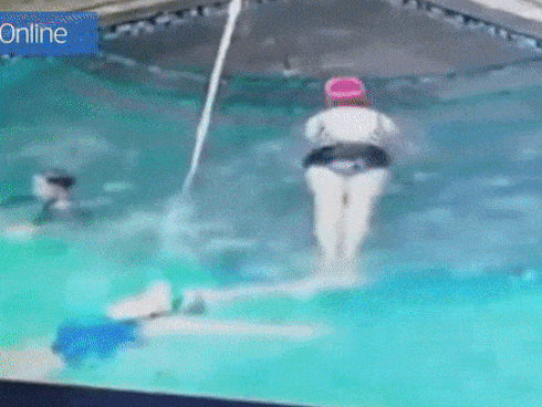 Mải cho con nhỏ bú, mẹ chết lặng với cảnh tượng trong phòng tắm-3