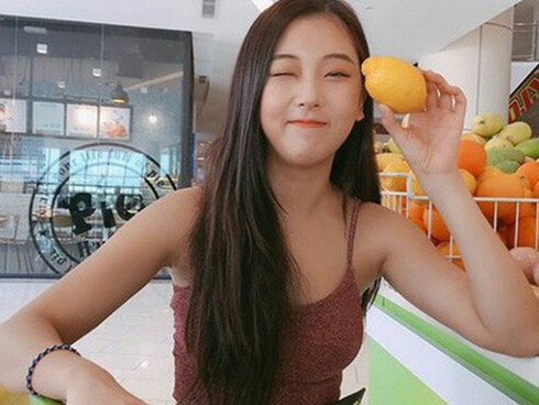 Luồn lách, tranh nhau từng mét đường đi, thanh niên cầm mũ đập vào đầu người phụ nữ-1