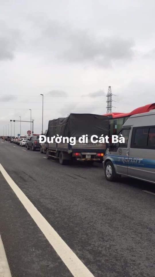 Bãi biển Sầm Sơn nhìn từ trên cao không chỗ trống, đường đi Cát Bà - xe xếp hàng dài dằng dặc dịp lễ-5