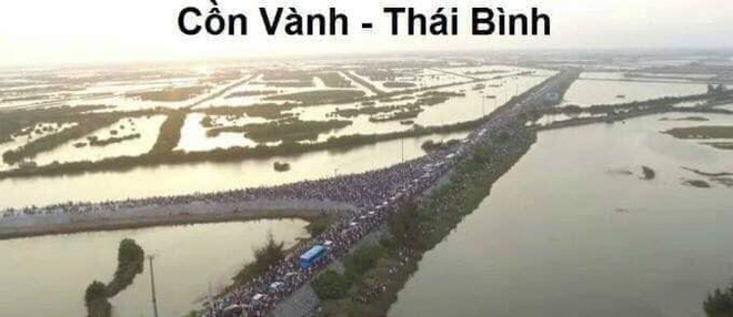 Bãi biển Sầm Sơn nhìn từ trên cao không chỗ trống, đường đi Cát Bà - xe xếp hàng dài dằng dặc dịp lễ-9