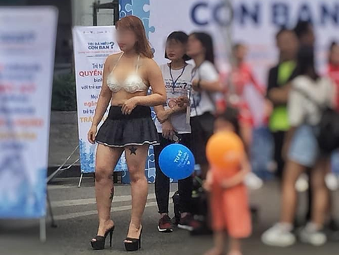 Đi xe giường nằm gặp khách nữ tầng dưới mặc váy ren, chàng trai nóng 40 độ vì vô tình thấy cô hở hết cả ngực-4