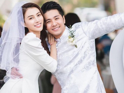 Một năm sau khi sinh con gái đầu lòng, Lê Hà (The Face) và ông xã điển trai như tài tử tổ chức đám cưới