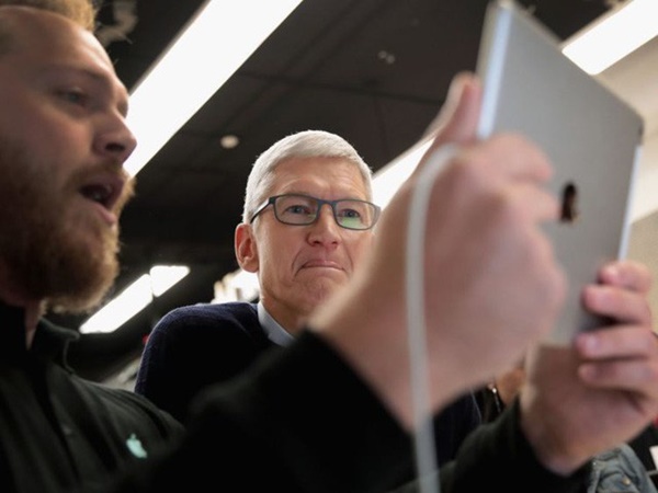 Điều hành Apple nghìn tỷ USD, CEO Tim Cook vẫn mua đồ lót giảm giá, muốn quyên hết tiền sau khi trả học phí cho cháu trai-2