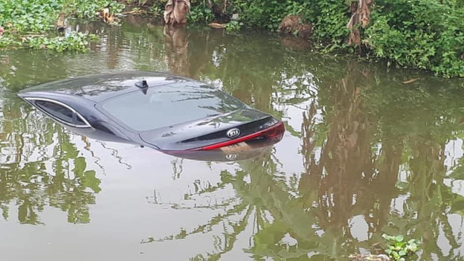 Ô tô con chìm nghỉm dưới sông, nữ tài xế ướt sũng đứng trên bờ gây chú ý-1