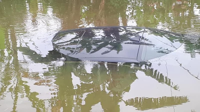 Ô tô con chìm nghỉm dưới sông, nữ tài xế ướt sũng đứng trên bờ gây chú ý-2