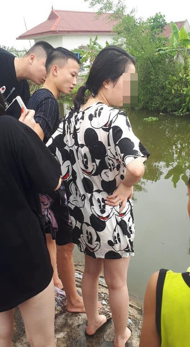 Ô tô con chìm nghỉm dưới sông, nữ tài xế ướt sũng đứng trên bờ gây chú ý-3