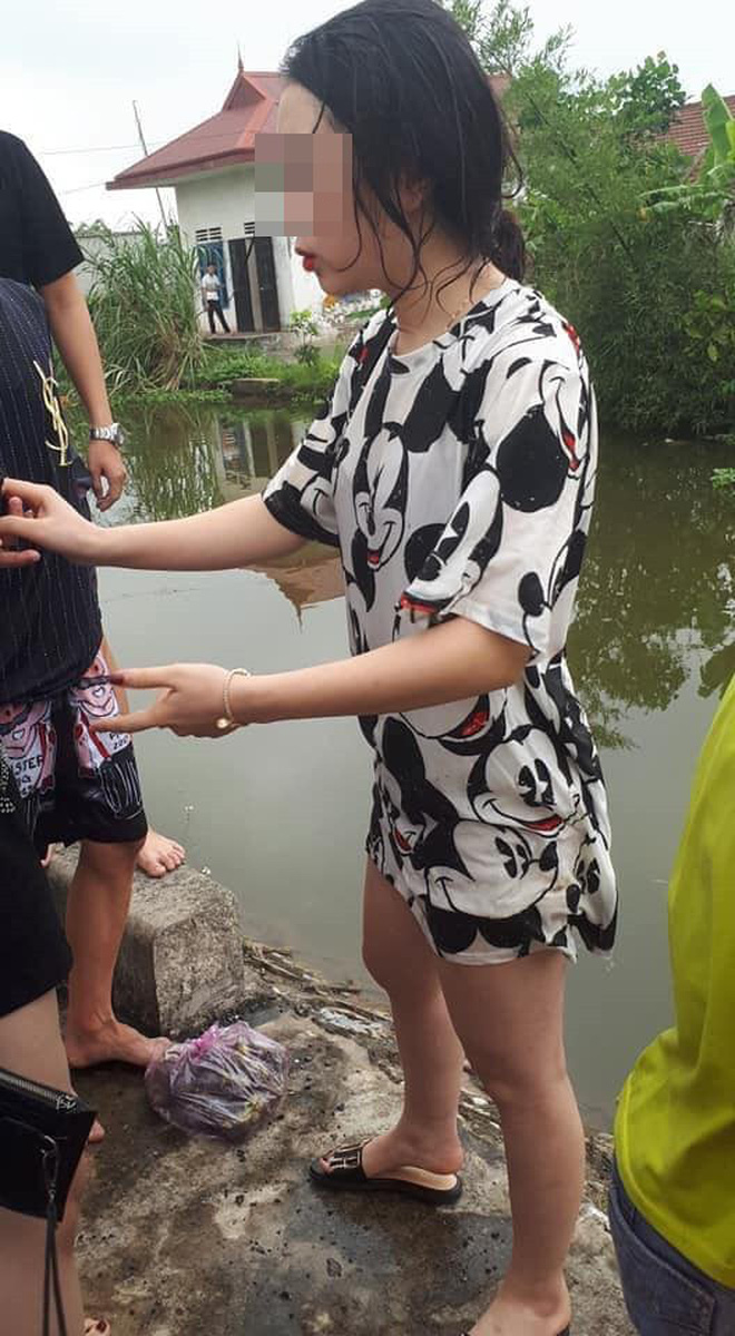 Ô tô con chìm nghỉm dưới sông, nữ tài xế ướt sũng đứng trên bờ gây chú ý-4