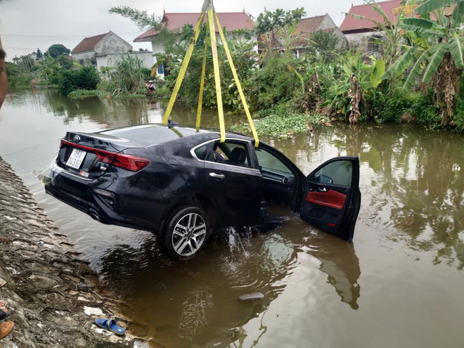 Ô tô con chìm nghỉm dưới sông, nữ tài xế ướt sũng đứng trên bờ gây chú ý-6