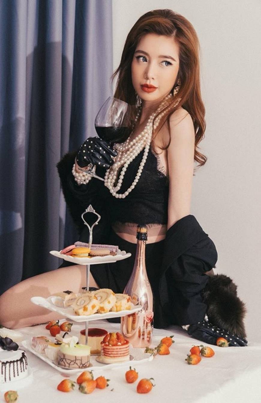 Chỉ là chụp ảnh với đồ ăn, mẹ 2 con Elly Trần cũng khoe 3 vòng nóng bỏng hết cỡ-2