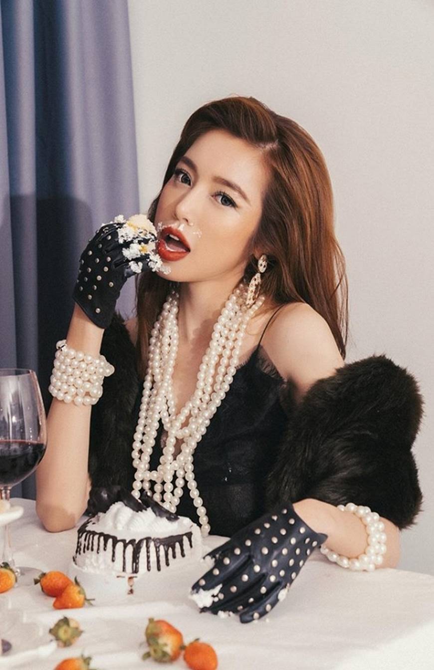 Chỉ là chụp ảnh với đồ ăn, mẹ 2 con Elly Trần cũng khoe 3 vòng nóng bỏng hết cỡ-10