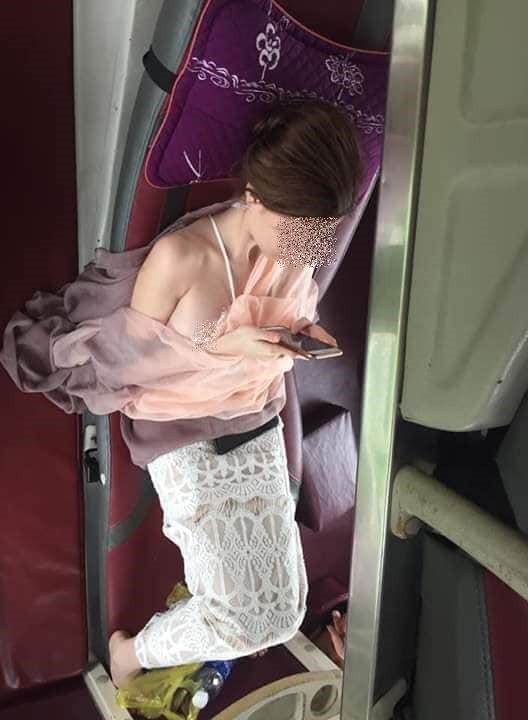 Đi xe giường nằm gặp khách nữ tầng dưới mặc váy ren, chàng trai nóng 40 độ vì vô tình thấy cô hở hết cả ngực-2