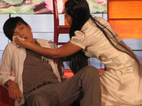 Dẫn chồng cùng đi họp lớp để rồi sau đó tôi chết đứng khi thấy anh và cô bạn cũ của mình ôm chặt lấy nhau trong góc tối-3