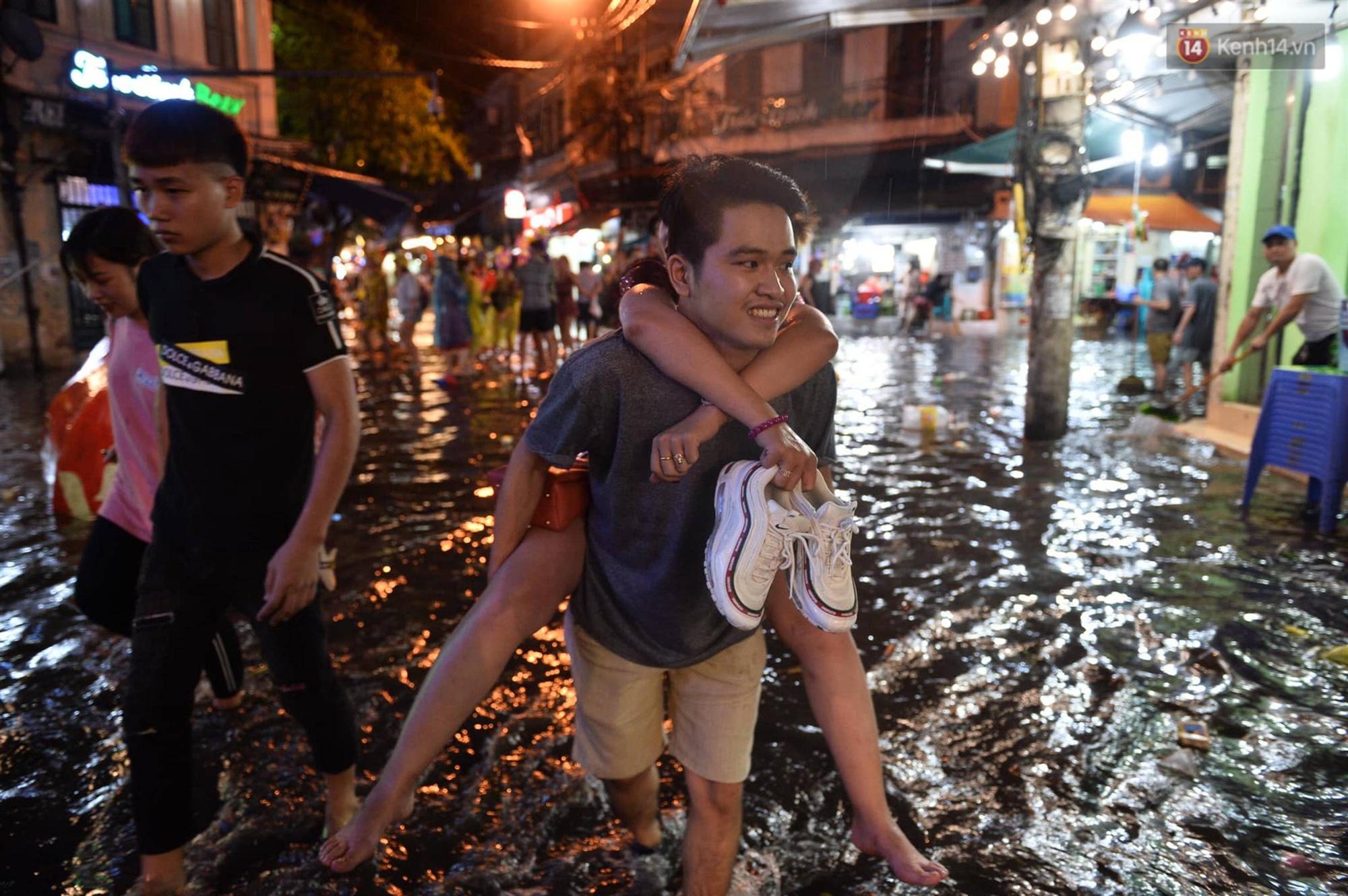 Hà Nội: Phố tây Tạ Hiện - Lương Ngọc Quyến mênh mông nước, nhiều cặp đôi phải cõng nhau di chuyển-3