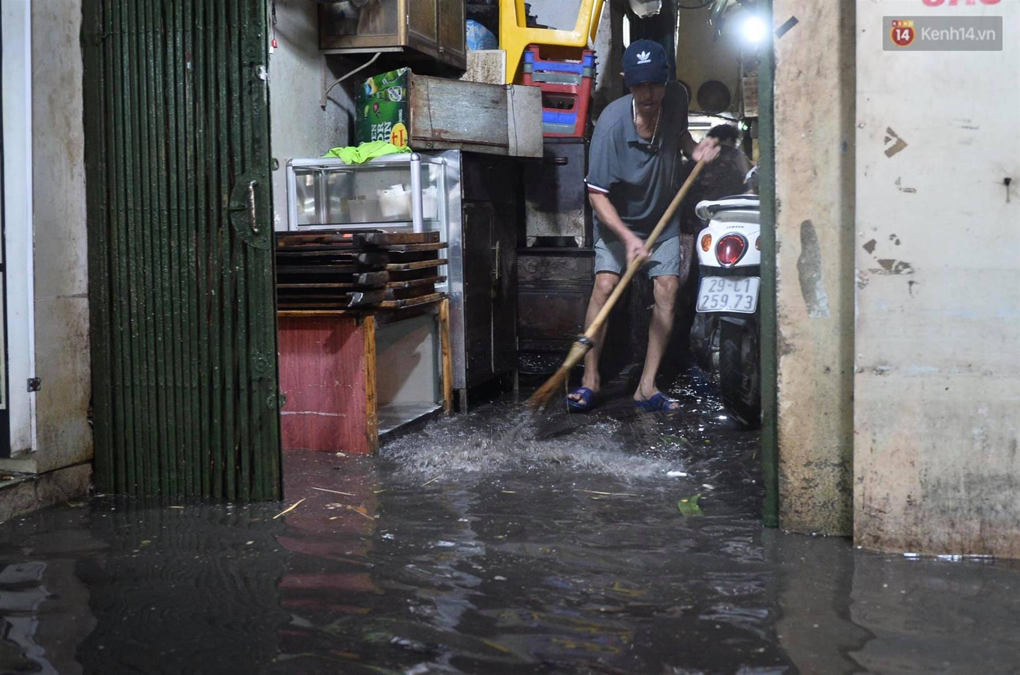 Hà Nội: Phố tây Tạ Hiện - Lương Ngọc Quyến mênh mông nước, nhiều cặp đôi phải cõng nhau di chuyển-11