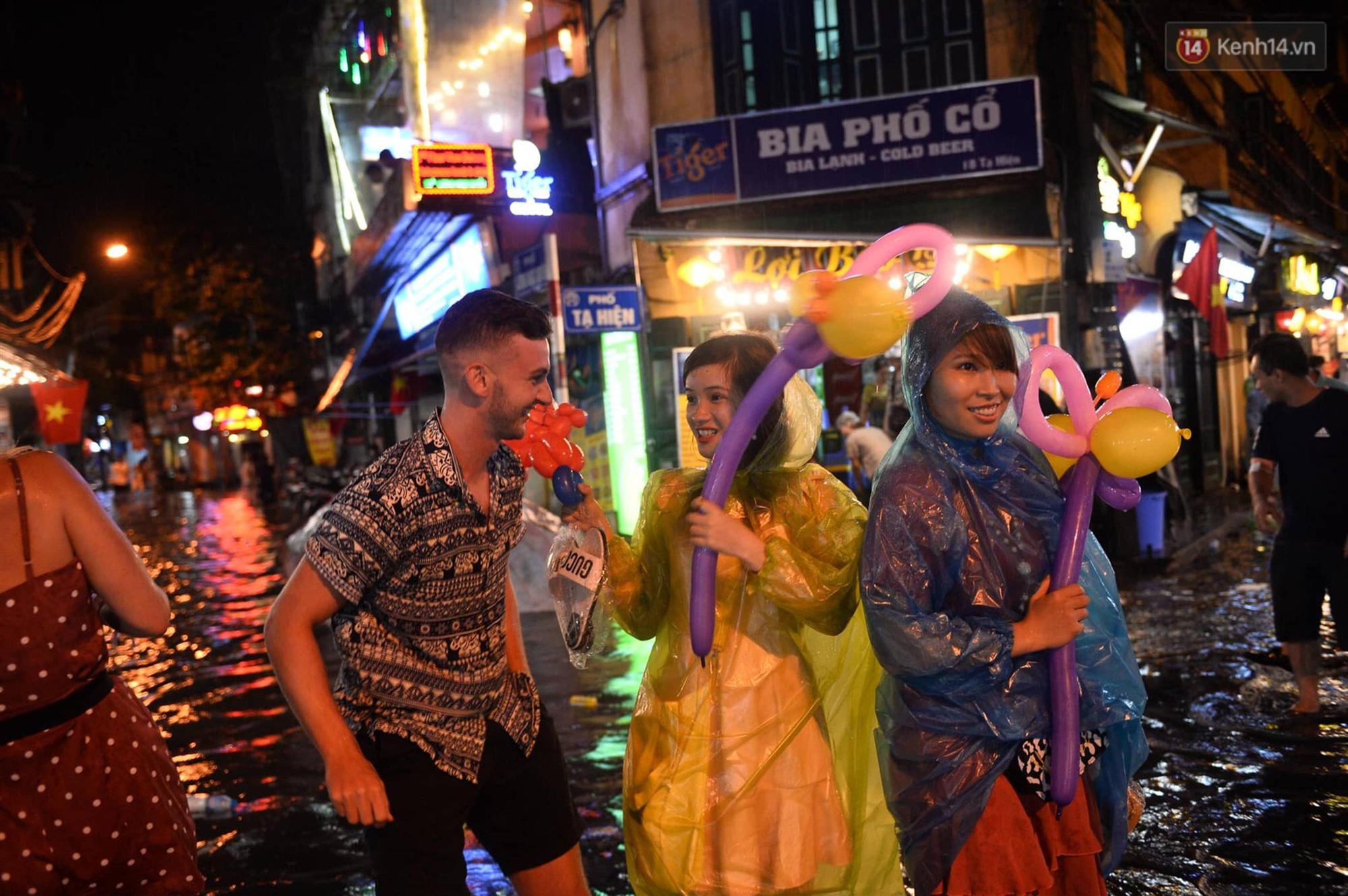 Hà Nội: Phố tây Tạ Hiện - Lương Ngọc Quyến mênh mông nước, nhiều cặp đôi phải cõng nhau di chuyển-13