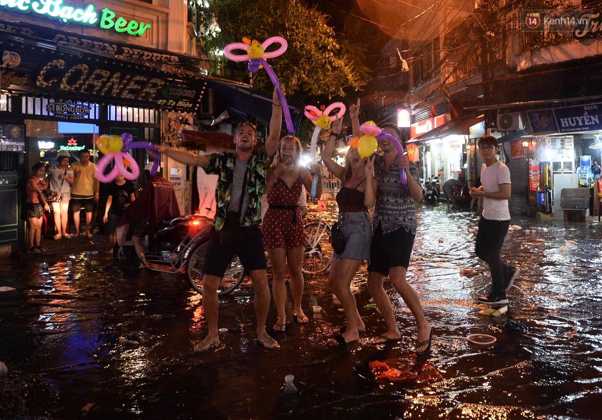 Hà Nội: Phố tây Tạ Hiện - Lương Ngọc Quyến mênh mông nước, nhiều cặp đôi phải cõng nhau di chuyển-14